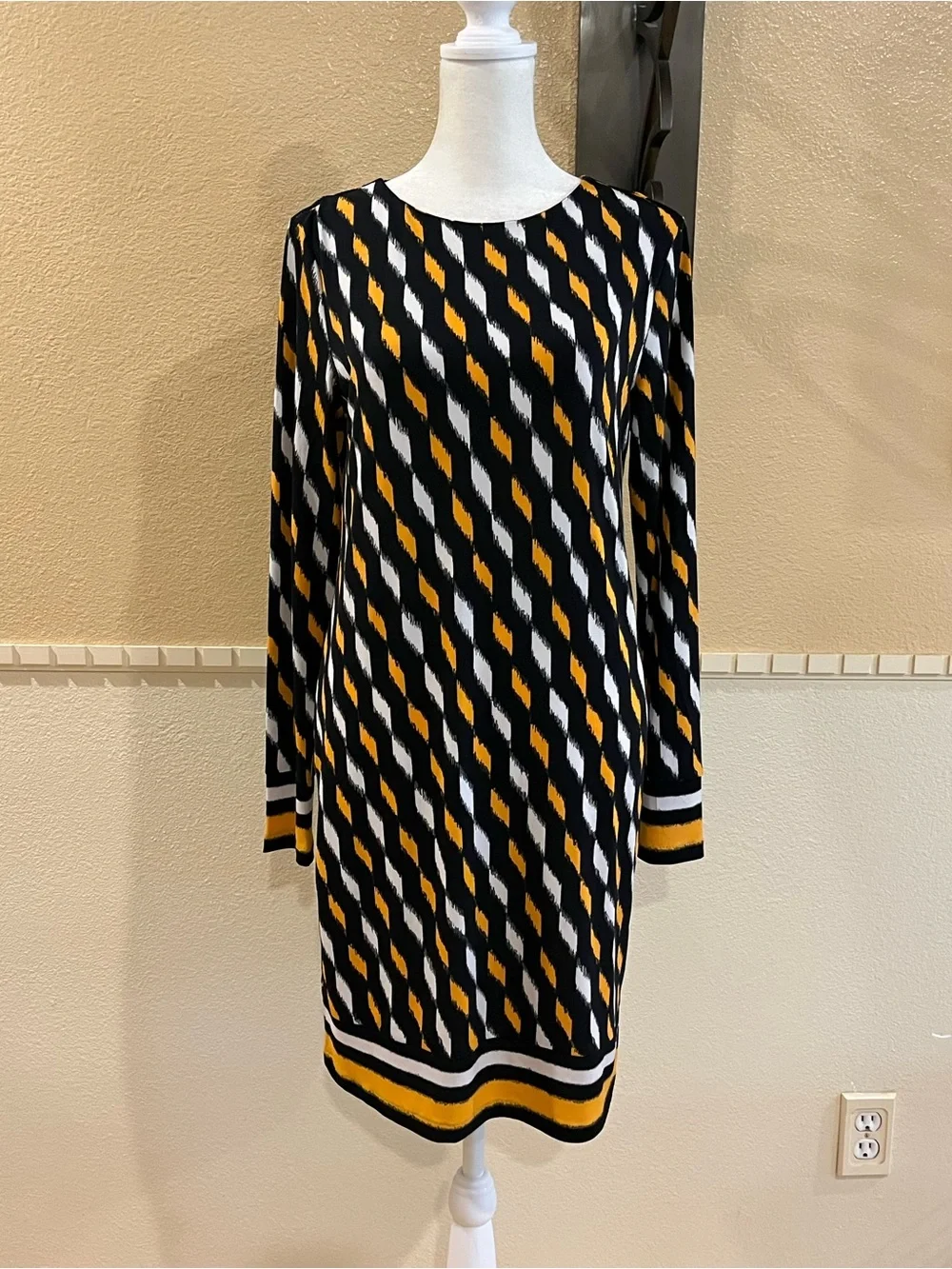 Michael’s Kors Geometric Print Shift Dress Long sleeves. Office, professional S